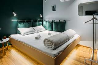 Хостелы Yard Hostel & Coffee Черновцы Стандартный двухместный номер с 1 кроватью и общей ванной комнатой-2