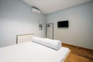 Хостелы Yard Hostel & Coffee Черновцы Стандартный двухместный номер с 1 кроватью и общей ванной комнатой-5