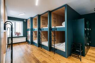 Хостелы Yard Hostel & Coffee Черновцы Односпальная кровать в общем номере с 12 кроватями-1