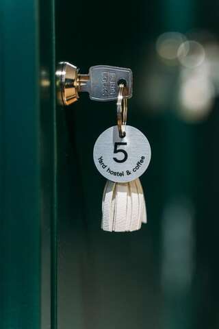 Хостелы Yard Hostel & Coffee Черновцы Односпальная кровать в общем номере с 12 кроватями-9