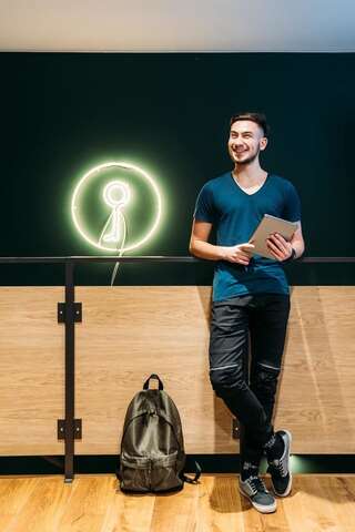 Хостелы Yard Hostel & Coffee Черновцы Односпальная кровать в общем номере с 12 кроватями-10