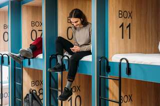 Хостелы Yard Hostel & Coffee Черновцы Односпальная кровать в общем номере с 12 кроватями-11