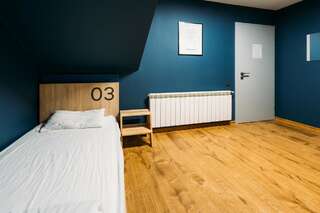 Хостелы Yard Hostel & Coffee Черновцы Односпальная кровать в общем номере с 3 кроватями-4