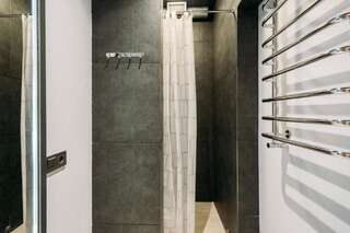 Хостелы Yard Hostel & Coffee Черновцы Стандартный двухместный номер с 1 кроватью и общей ванной комнатой-21