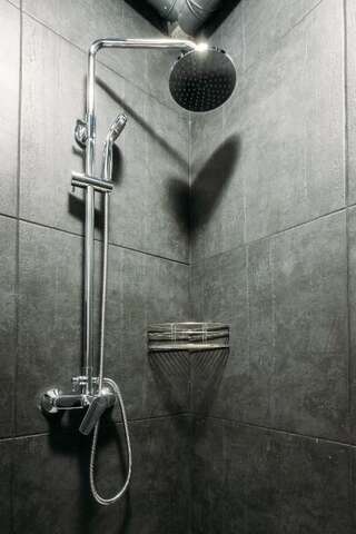 Хостелы Yard Hostel & Coffee Черновцы Стандартный двухместный номер с 1 кроватью и общей ванной комнатой-22