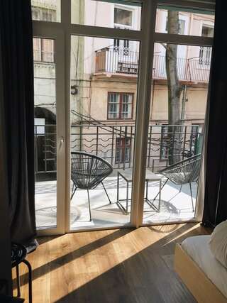 Хостелы Yard Hostel & Coffee Черновцы Стандартный двухместный номер с 1 кроватью и общей ванной комнатой-7